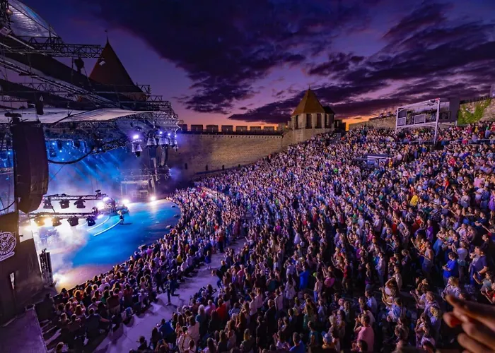Montez Au Creneau, Face A La Cite Vue Sublime